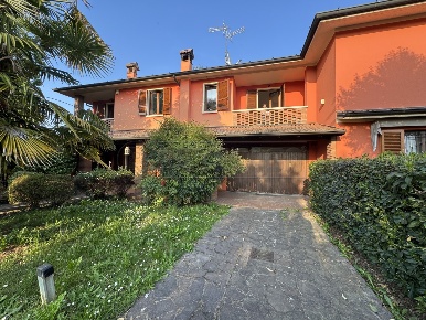 Foto Villa unifamiliare in Viale Lombardia, Izano di 173 m² con 4 locali