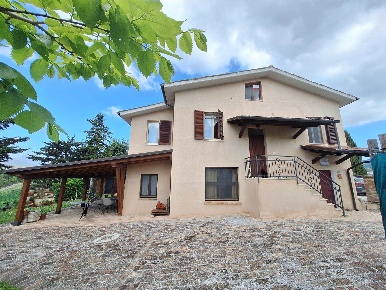 Foto Rustico a San Severino Marche di 145 m² con 8 locali in vendita