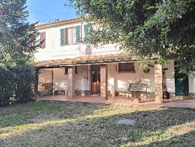 Foto Case semi ndipendenti a Roccastrada Centro di 160 m² con 9 locali