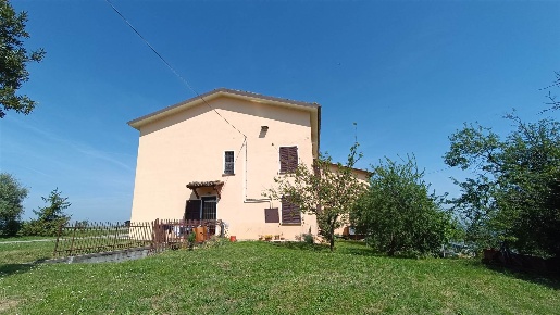 Foto Rustico a Gropparello di 235 m² con 8 locali in vendita