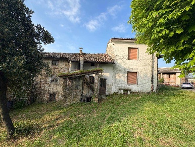 Foto Rustico a Agazzano di 364 m² con 8 locali in vendita