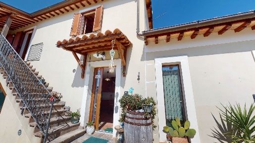 Foto Case semi ndipendenti in via Leonardo da Vinci 14, Foligno di 173 m²