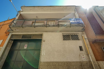 Foto Magazzino in Via Venezia  14, Palo del Colle Centro di 150 m²