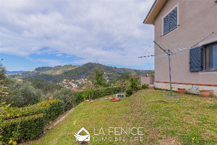 Foto Villa unifamiliare a Vezzano Ligure Madonna Di Buonviaggio di 264 m²