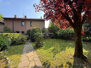 Foto Villa a schiera in Via Pellico, Lesmo di 230 m² con 4 locali