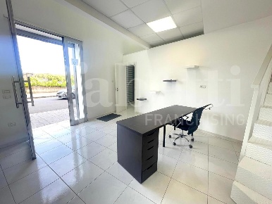 Foto Ufficio in nicola miraglia, Napoli Poggioreale di 60 m² con 2 locali