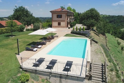 Foto Rustico a Asti Corso Dante di 455 m² con 15 locali in vendita