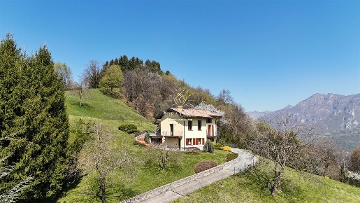 Foto Villa unifamiliare in Via Prati di Valcava, Val Brembilla di 210 m²