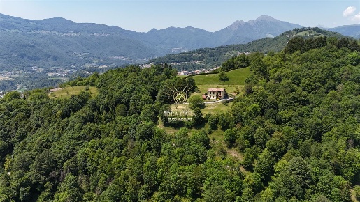 Foto Villa unifamiliare in Via Torni, Bergamo Colli di 210 m² con 6 locali