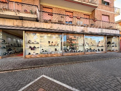 Foto Negozio in Quattro Novembre, Ciampino di 220 m² con 1 locali