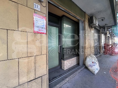 Foto Negozio in Via Ingegnere 37, Catania Gioeni di 41 m² con 2 locali
