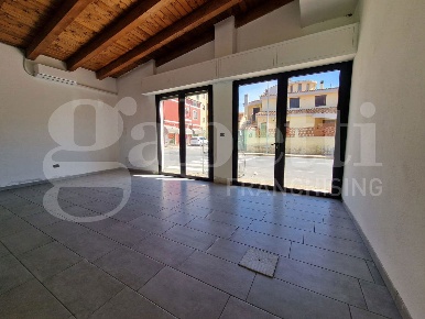 Foto Negozio in Via costutizione snc, Sestu di 85 m² con 1 locali