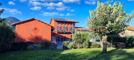 Foto Rustico in Via Roletto 20, Frossasco Centro di 260 m² con 8 locali