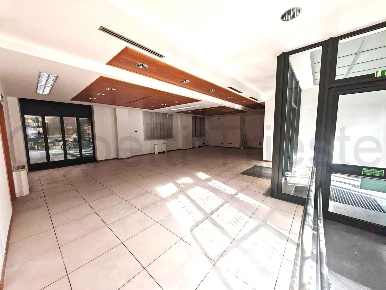 Foto Negozio in LIONELLO  STOCK, Trieste Roiano di 230 m² con 8 locali