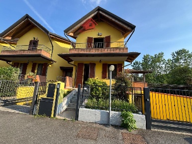 Foto Villa a schiera a Calvenzano di 160 m² con 5 locali in vendita