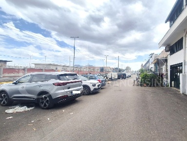 Foto Negozio in comandante umberto maddalena, Napoli Capodichino di 140 m²