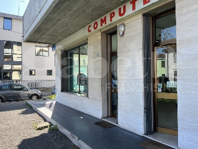 Foto Negozio in Via Bissuola, Venezia Mestre di 248 m² con 4 locali