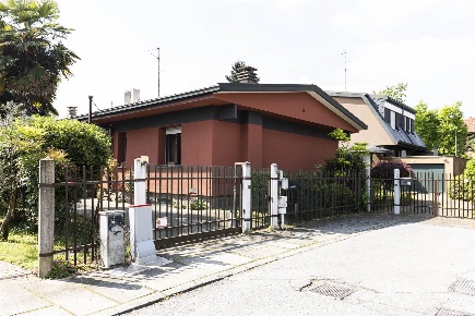 Foto Villa unifamiliare in Via Como 31, Bollate di 228 m² con 5 locali