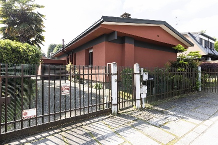 Foto Villa unifamiliare in Via Como 31, Bollate di 228 m² con 5 locali
