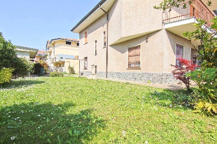 Foto Villa bifamiliare in Via Leopardi 16, Cogliate Centro di 260 m²