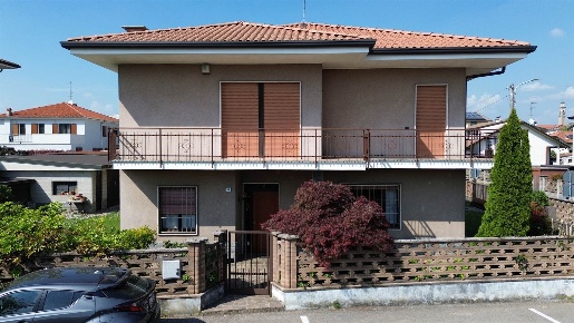 Foto Villa bifamiliare in Via Leopardi 16, Cogliate Centro di 260 m²