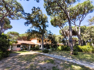 Foto Villa bifamiliare a Castiglione della Pescaia Punta Ala di 250 m²