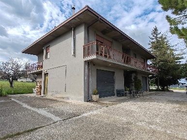 Foto Casa indipendente a Orsogna Centro di 347 m² con 12 locali in vendita