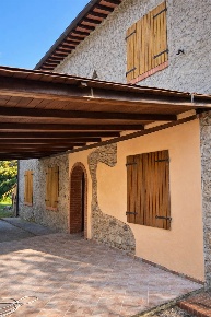 Foto Casa indipendente a Buti Centro di 220 m² con 8 locali in vendita