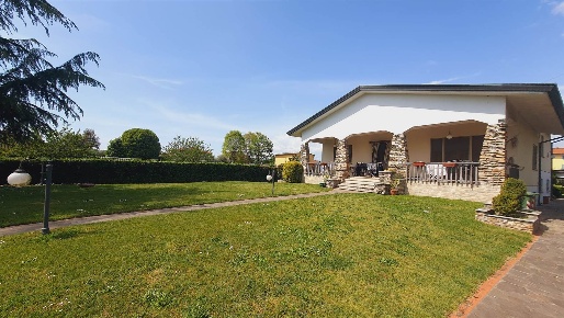 Foto Villa unifamiliare in via colombini, Capannori Centro di 300 m²