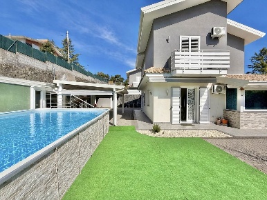 Foto Villa unifamiliare in Viale della Regione 13, Nicolosi di 158 m²