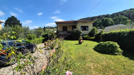 Foto Villa unifamiliare a Capannori di 250 m² con 5 locali in vendita