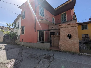 Foto Casa indipendente a Barga Fornaci Di Barga di 250 m² con 5 locali