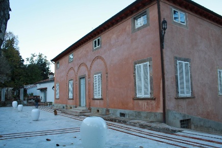Foto Villa unifamiliare a Lucca Piazza Napoleone - San Michele di 1600 m²