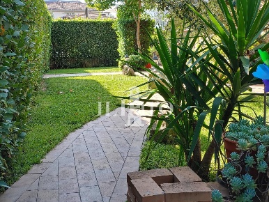 Foto Villa unifamiliare a Campi Bisenzio Centro di 400 m² con 7 locali