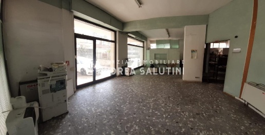 Foto Negozio a Pontedera Oltrera di 100 m² con 1 locali in vendita