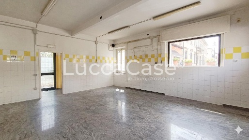 Foto Locale commerciale a Lucca Sant'Anna di 121 m² con 3 locali in affitto