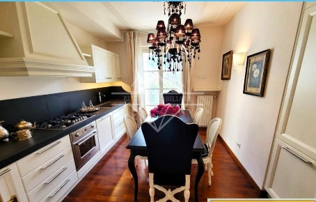 Foto Appartamento a Massa Centro di 90 m² con 5 locali in vendita