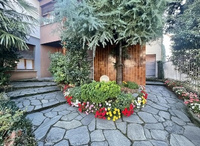 Foto Villa unifamiliare a Solbiate Olona di 500 m² con 10 locali in vendita