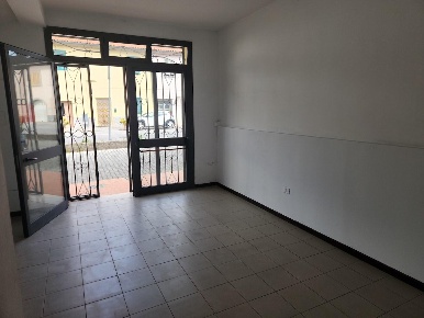 Foto Locale commerciale a Santa Maria a Monte di 50 m² con 2 locali