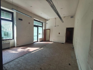 Foto Locale commerciale a Barga Centro di 60 m² con 2 locali in vendita