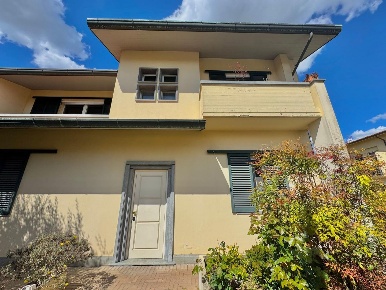 Foto Villa unifamiliare a Ponsacco Centro di 230 m² con 8 locali in vendita