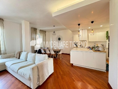 Foto Appartamento a Massa Marina di Massa Centro di 89 m² con 3 locali