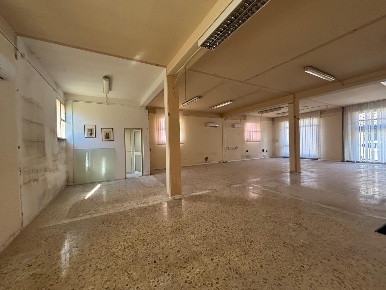 Foto Locale commerciale a Ponsacco Centro di 100 m² con 1 locali in affitto