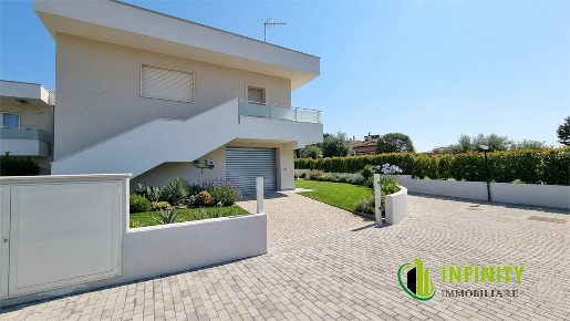 Foto Villa unifamiliare in Via dei Lucani, Matera di 260 m² con 5 locali