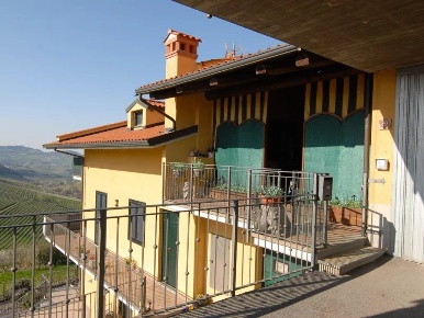 Foto Appartamento a Monforte d'Alba Centro con 4 locali in vendita