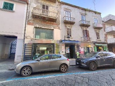Foto Locale commerciale a Pomigliano d'Arco di 120 m² con 2 locali