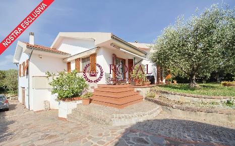 Foto Villa unifamiliare in Via Del Pino, Livorno di 200 m² con 7 locali