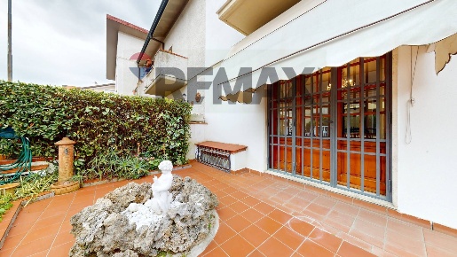 Foto Villa a schiera in Via Menesini 18, Viareggio di 150 m² con 7 locali