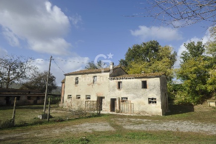Foto Rustico in Località Comune, Lucignano di 233 m² con 8 locali