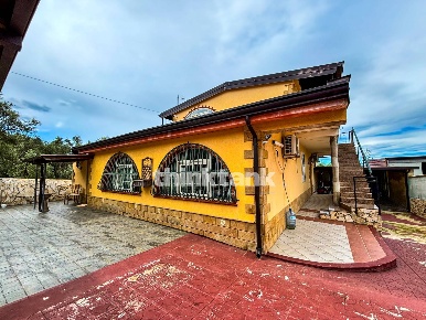 Foto Villa unifamiliare in Via Luigi Volpicelli, Floridia di 300 m²